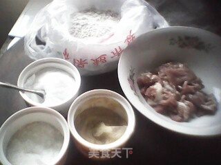 斗鸡菇丝瓜肉片汤的做法步骤：3
