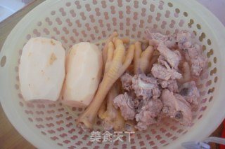 家常炖莲藕的做法步骤：1