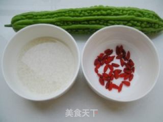 甜酒酿泡苦瓜的做法步骤：1