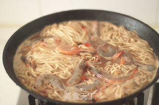 鲜虾酱汤面的做法步骤：6