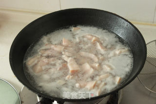 猪肉炖粉条的做法步骤：1