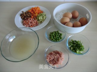 五彩蒸蛋的做法步骤：1
