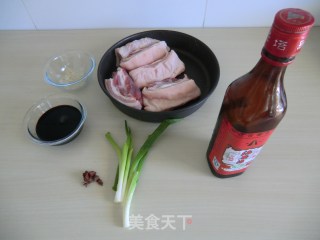 五香卤肉的做法步骤：1
