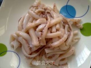 辣酱炒鱿鱼须的做法步骤：1