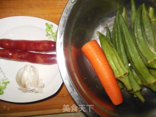 秋葵炒香肠的做法步骤：1