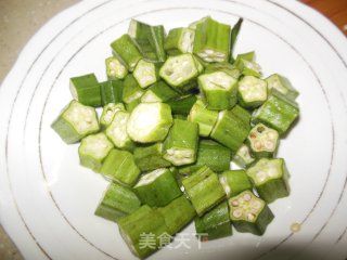 秋葵炒香肠的做法步骤：3
