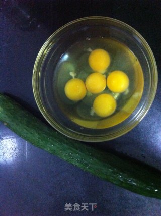 黄瓜炒鸡蛋--最适合夏天吃的炒菜的做法步骤：1