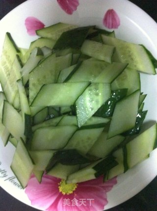 黄瓜炒鸡蛋--最适合夏天吃的炒菜的做法步骤：2