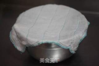 手工揉面的松软奶香面包的做法步骤：2