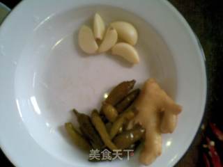 山椒杏菇炒鱼丁的做法步骤：2