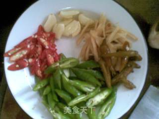 山椒杏菇炒鱼丁的做法步骤：3