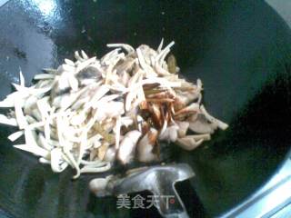 山椒杏菇炒鱼丁的做法步骤：13