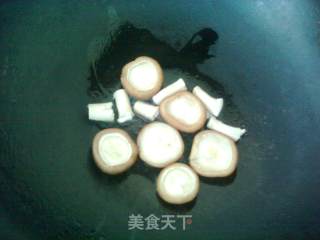 番茄黑蒜香菇面的做法步骤：2