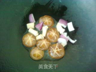 番茄黑蒜香菇面的做法步骤：3