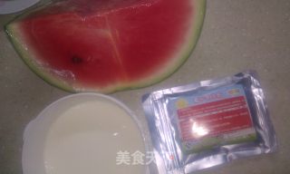 双色西瓜奶冻的做法步骤：1