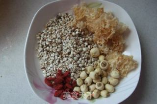 薏米莲子银耳羹的做法步骤：1