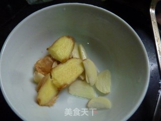 红椒爆山田鸡的做法步骤：5