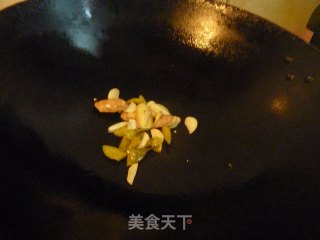 红椒爆山田鸡的做法步骤：9