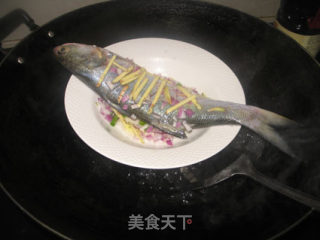 姜葱蒸马友鱼的做法步骤：3
