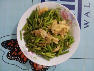 蒜苔炒鸡蛋的做法步骤：1
