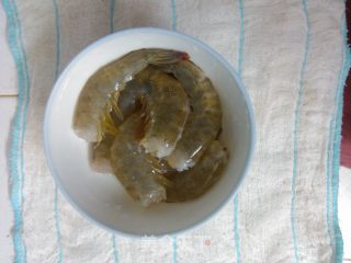 蒜蓉蒸虾---煮蛋器版的做法步骤：1