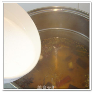 简单几步做出大众美味------五香咸鸭蛋的做法步骤：4