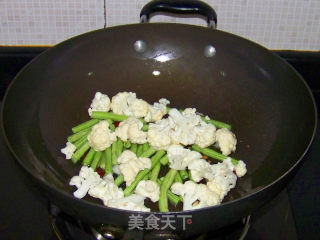 长豆角炒花菜的做法步骤：4