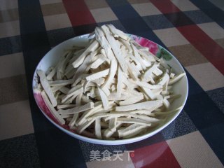 5分钟就能完成的快手菜：气死牛肉干之麻辣豆腐干的做法步骤：2