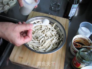 5分钟就能完成的快手菜：气死牛肉干之麻辣豆腐干的做法步骤：4