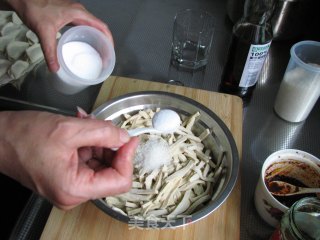 5分钟就能完成的快手菜：气死牛肉干之麻辣豆腐干的做法步骤：5