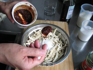 5分钟就能完成的快手菜：气死牛肉干之麻辣豆腐干的做法步骤：6