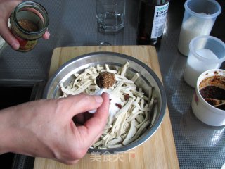 5分钟就能完成的快手菜：气死牛肉干之麻辣豆腐干的做法步骤：7