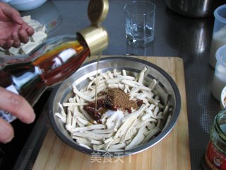 5分钟就能完成的快手菜：气死牛肉干之麻辣豆腐干的做法步骤：8