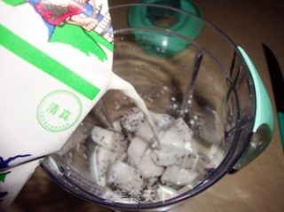 火龙果奶昔的做法步骤：3