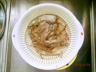 【让美食充满爱】1#爱之形意味——爱心香草香糟虾的做法步骤：1