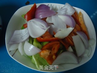 青红椒炒鸡块的做法步骤：2