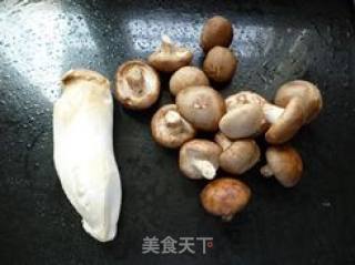 清炒双菇的做法步骤：1