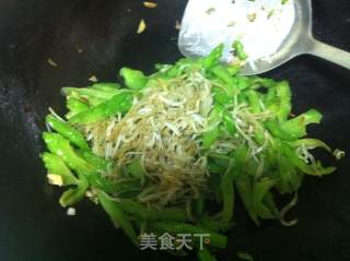 银鱼烩苦瓜的做法步骤：6