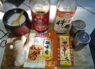 家常烧鸡爪的做法步骤：1