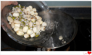 冰糖银耳莲子羹的做法步骤：2