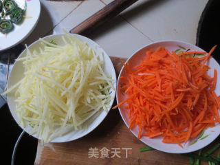 红萝卜土豆丝的做法步骤：1