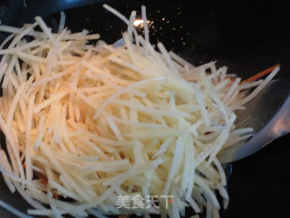 红萝卜土豆丝的做法步骤：3