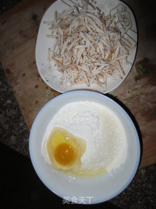 芋头丝鸡蛋饼的做法步骤：1