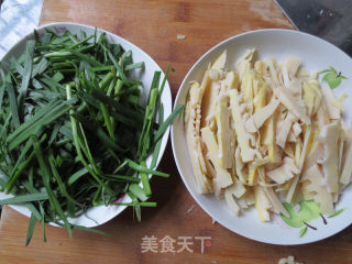春韭炒春笋的做法步骤：1