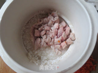 红萝卜瘦肉粥—宝宝营养餐的做法步骤：3
