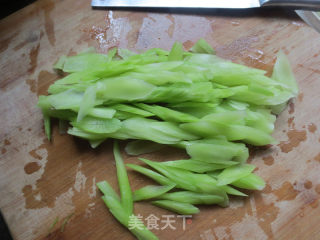 清炒莴笋片的做法步骤：1