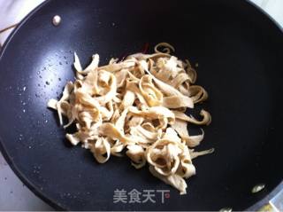 青椒肉丝炒水面筋的做法步骤：6