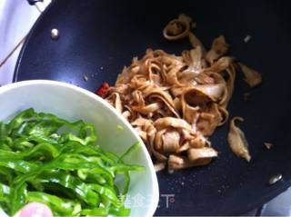 青椒肉丝炒水面筋的做法步骤：7