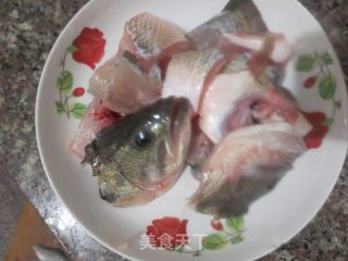 蒜香鲈鱼块的做法步骤：2