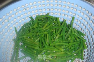 【蒜拌豇豆】多一步，拌出蒜味十足的豇豆的做法步骤：2